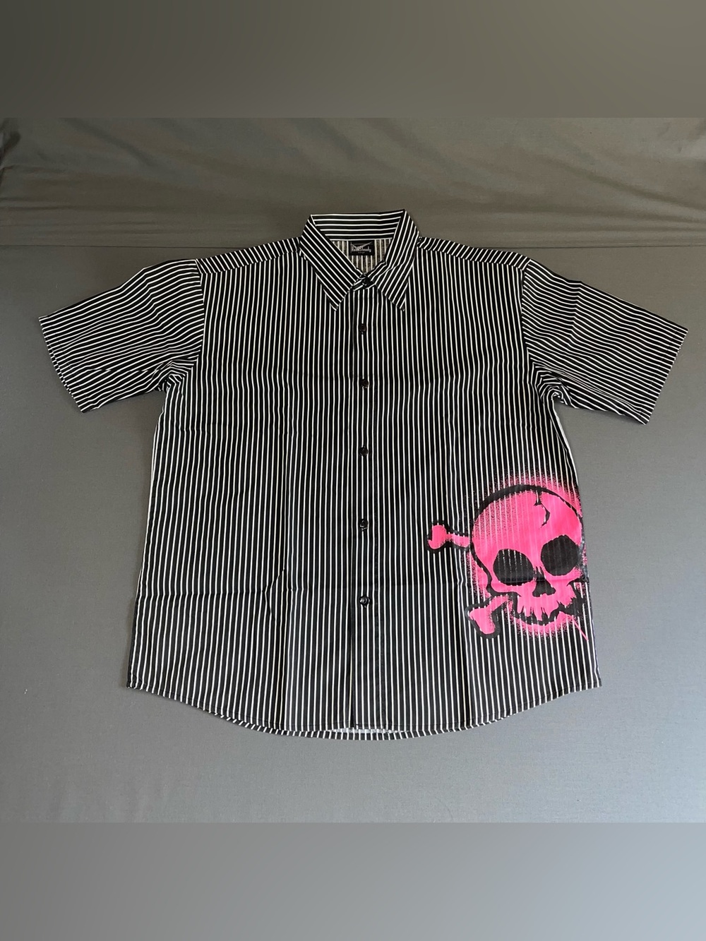 Rock Steady Stripe Shirt Men’s Size Large Pink Skull Grunge Goth Skater Y2K